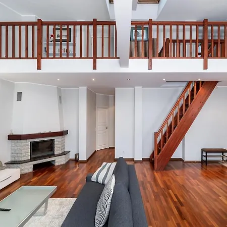 아파트 2-story, 3-bedroom Penthouse, Sauna, Free Parking