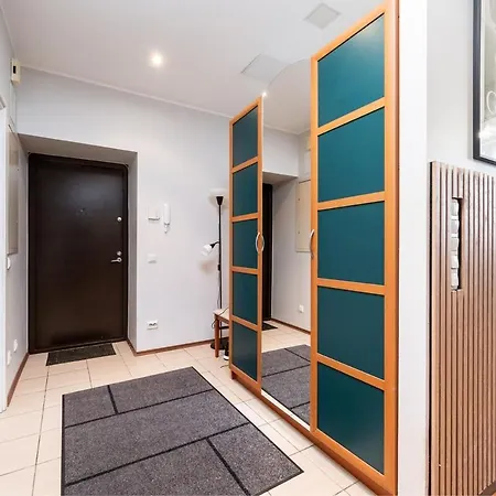 2-story, 3-bedroom Penthouse, Sauna, Free Parking *