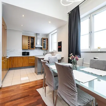 2-story, 3-bedroom Penthouse, Sauna, Free Parking *