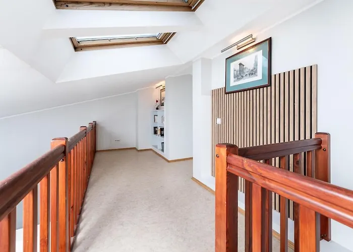 2-story, 3-bedroom Penthouse, Sauna, Free Parking Appartamento