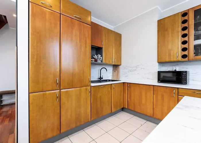 2-story, 3-bedroom Penthouse, Sauna, Free Parking *