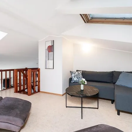 2-story, 3-bedroom Penthouse, Sauna, Free Parking Lägenhet