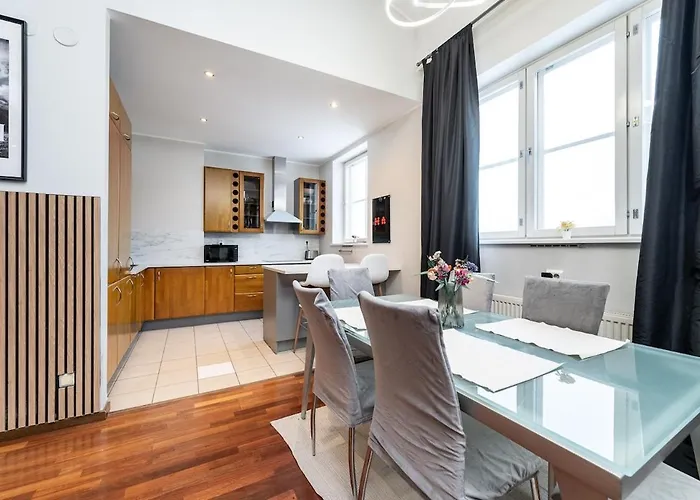 2-story, 3-bedroom Penthouse, Sauna, Free Parking *